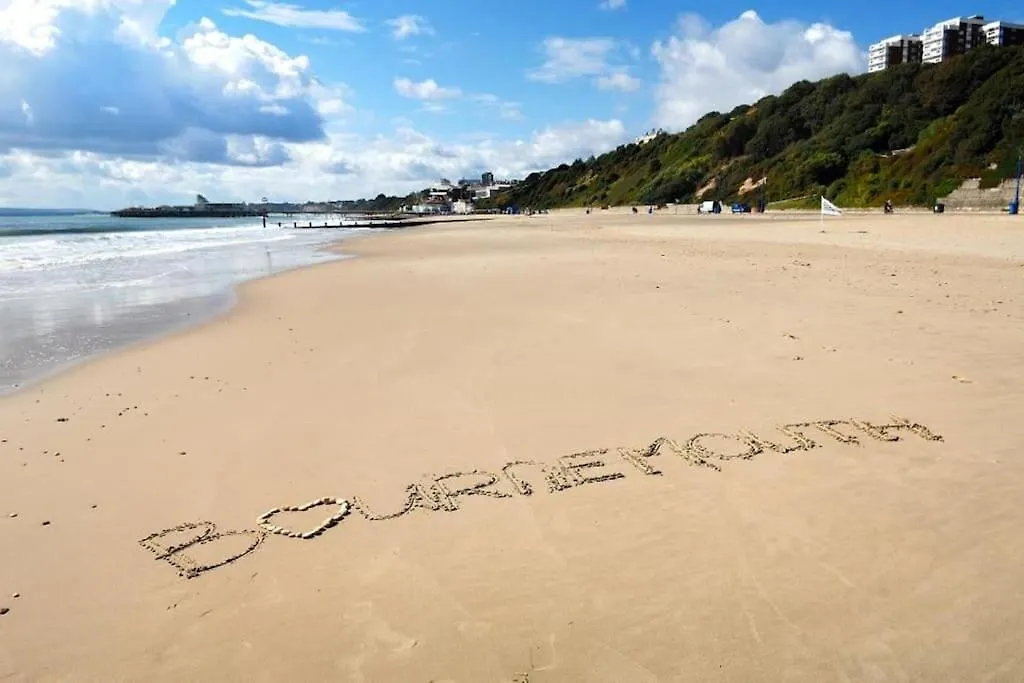 Bournecoast - Ground Floor Apartment Close To Sandy Beaches With Patio - Fm660 Bournemouth 0*,  United Kingdom