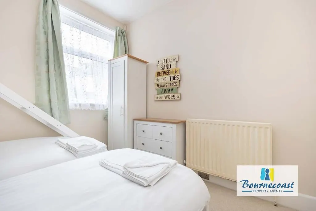 Bournecoast - Ground Floor Apartment Close To Sandy Beaches With Patio - Fm660 Bournemouth 0*,  United Kingdom